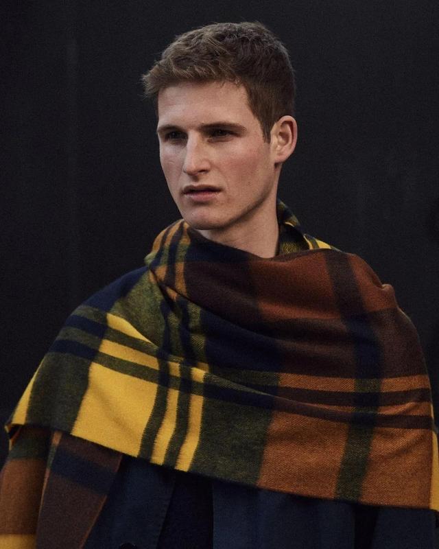 burberry羊绒围巾和羊毛围巾区别（还在冲Burberry它才是更有）(2)