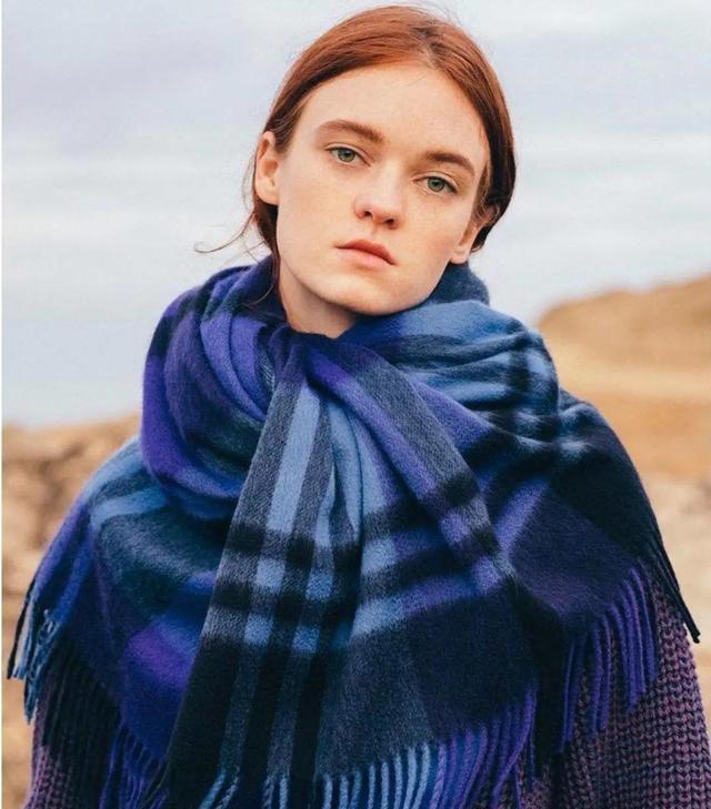 burberry羊绒围巾和羊毛围巾区别（还在冲Burberry它才是更有）(33)