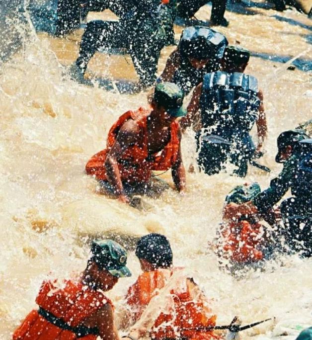 96年抗洪事件（1998年长江大堤即将溃决10万人未撤离）(11)