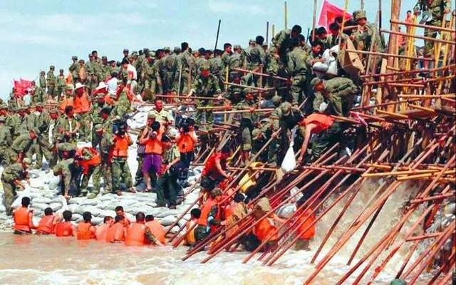 96年抗洪事件（1998年长江大堤即将溃决10万人未撤离）(13)
