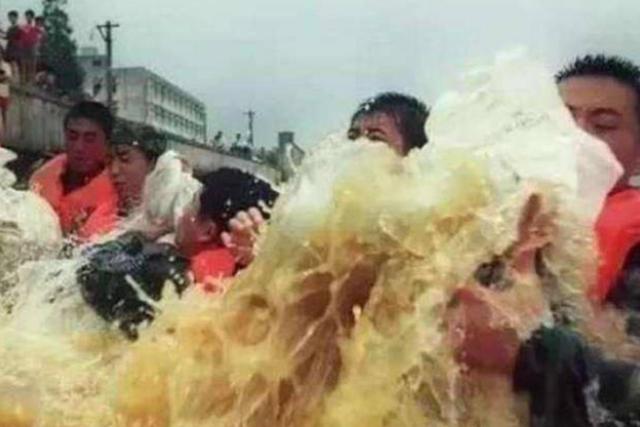 96年抗洪事件（1998年长江大堤即将溃决10万人未撤离）(6)