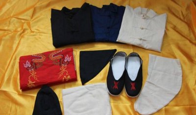 ​95 后女生做寿衣模特（21年河南一寿衣女模）