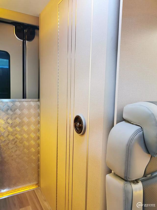 大通v80长轴高顶无中门b型房车（享受周末2人世界）(11)