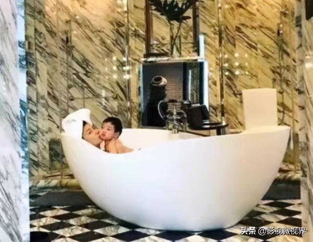 乐基儿素颜近照(乐基儿晒与儿子共浴照引争议)(1)