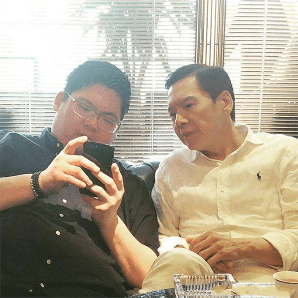 向佑是向太亲生的吗(向佑是丁佩所生)