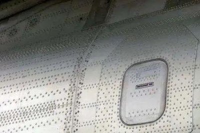 ​为什么飞机机翼少一颗螺丝