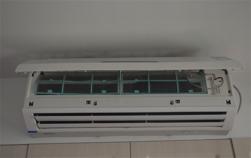 空调吹出的风有异味是怎么回事(空调吹风有酸臭味怎么办)