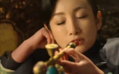 ​再看《红高粱》：顿悟无爱的大少奶奶高淑贤，才是背后的狠角色