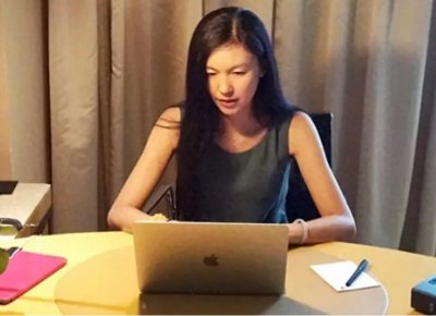 ​中国首位盲人模特王蕾蕾，不惧失明为爱人生下孩子，丈夫陪她走秀