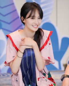 ​郑爽家庭背景起底，12岁离家学艺，从出道到“疯爽”她经历了啥