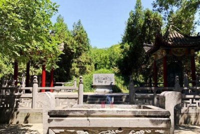 ​神探狄仁杰葬于洛阳，墓冢不大，有明代“有唐忠臣狄梁公墓”碑