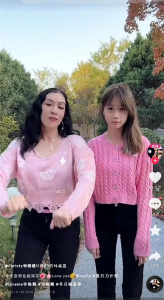 ​钟丽缇与女儿考拉合体跳手势舞，形如姐妹花，网友评考拉像虞书欣