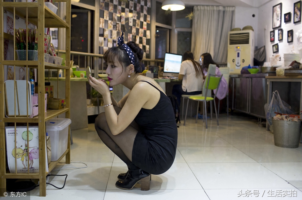 “跑车女神”开豪车送外卖，靠微商一个月订单15万，成百万富翁