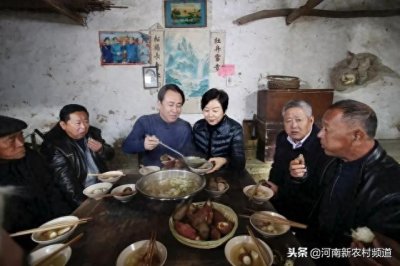 ​许家印妻子首度公开露面 陪许家印归乡省亲