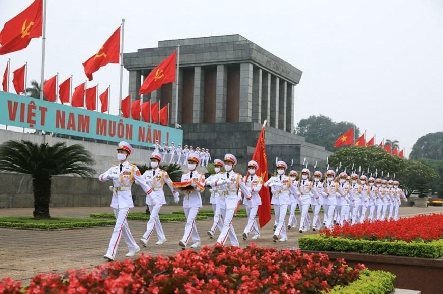 ​传统现代结合的越南庆祝祖国统一仪式：国旗队戴口罩，为先烈上香