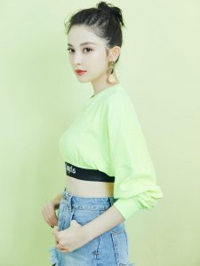 ​172cm古力娜扎晒美照，再度挑战露腰装造型，身材比例太惊艳！