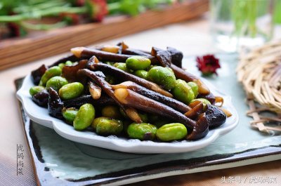 ​鸡纵菌怎么做好吃（鸡枞菌的做法，炒毛豆最好吃，爽口又鲜美）