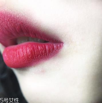 玫红色口红适合什么妆 玫红色口红的整体妆容