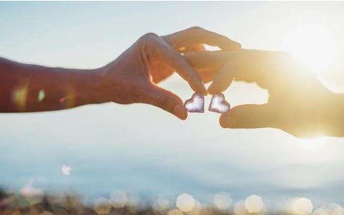 怎么开始聊天话题,和女生聊天应该聊些什么?