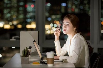 ​一个女生半夜看你空间，是什么意思？