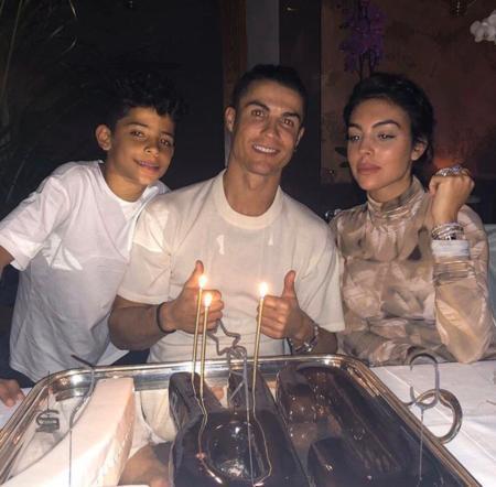 C罗女友乔治娜心情大好晒美照,凹凸有致唯美动人,赚足了眼球