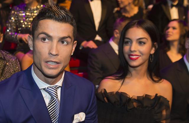 C罗女友乔治娜心情大好晒美照,凹凸有致唯美动人,赚足了眼球