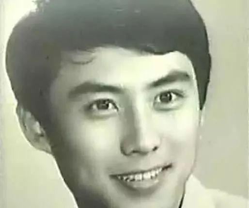 红楼梦第一美男子，年近花甲依旧潇洒倜傥！胡焰比高宏亮大三岁，