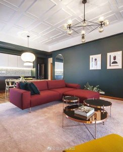 ​红黄蓝三色搭配，活力十足