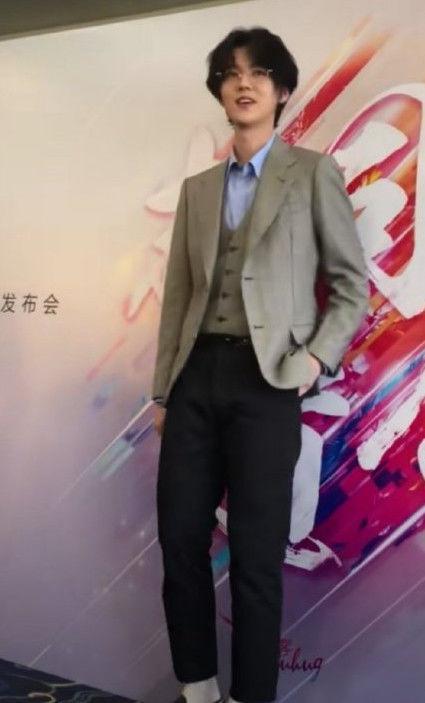 鹿晗“眼镜杀”上热搜,这让谁能挺得住啊?网友:有点日系风格!