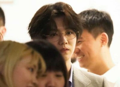 ​鹿晗“眼镜杀”上热搜，这让谁能挺得住啊？网友：有点日系风格！