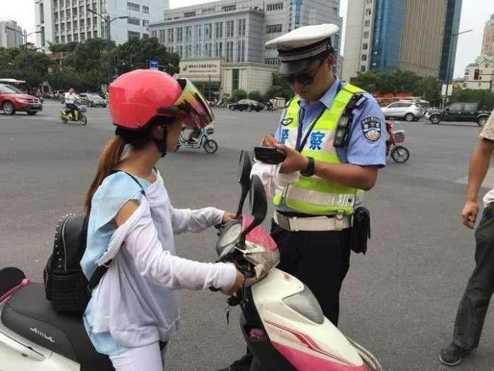 电动车驾照新规出炉，得知费用后，车主“炸了”:要啥电动车