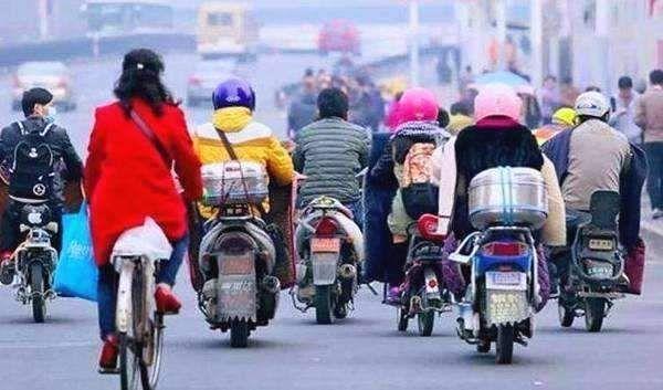 电动车驾照新规出炉，得知费用后，车主“炸了”:要啥电动车