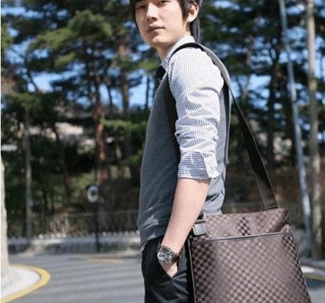 男士出门怎么背包？教你几种不同的背法，</p><figure><p style=