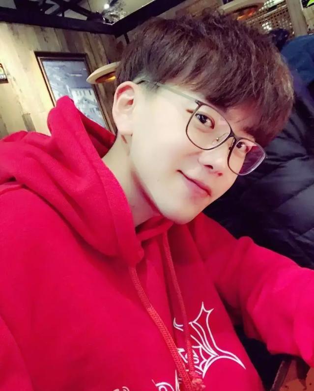 抖音男神费启鸣:摘掉眼镜上《快乐大本营》,新晋男神也见光死?