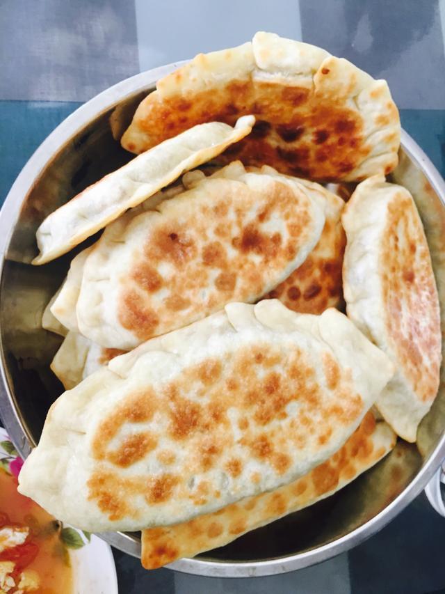 15道菜盒子做法，加热后两面略微抹一层油，盖上面盆醒半个小时左右。</p><p style=
