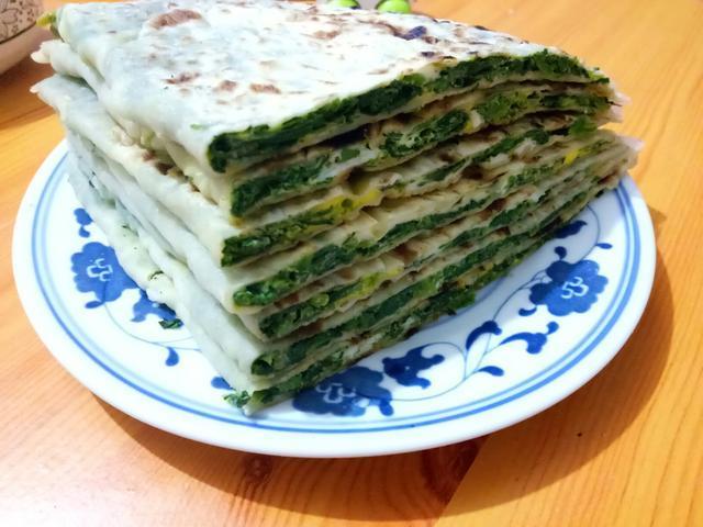 15道菜盒子做法，倒入适量菜籽油、葱和姜切碎备用。备用。</p><p style=