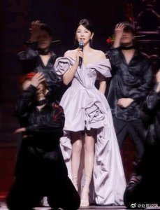 ​张雨绮首次加盟音乐综艺当导师，一袭拖地长裙，宛若豪门千金！