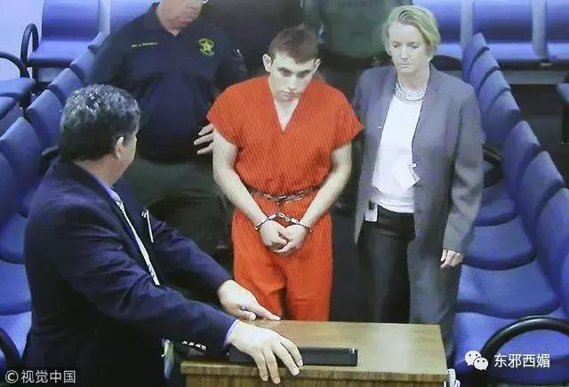 老妈掌掴同行，老爸校园欺凌，出个18岁的“枪击犯”儿子情理之中