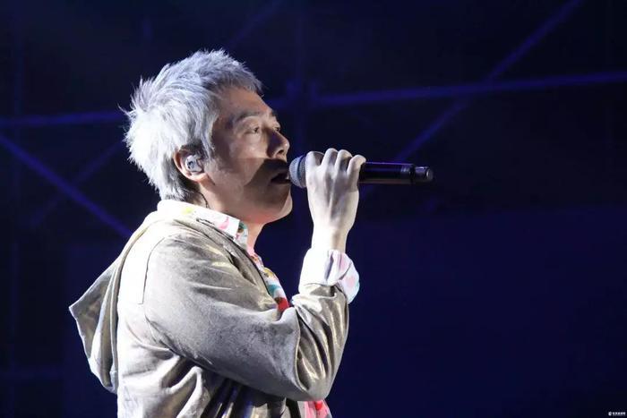 张宇：唱过那么多苦情歌的他，不过是真爱与自由。不修长不显眼，在寥寥几条的评论中，</p><p style=