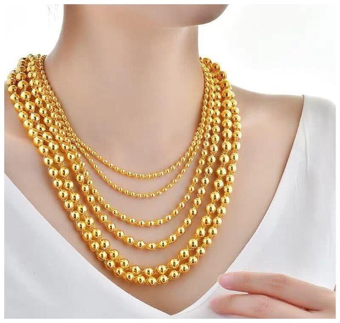 再穷的人只要戴一条金链子都能泡到妞！