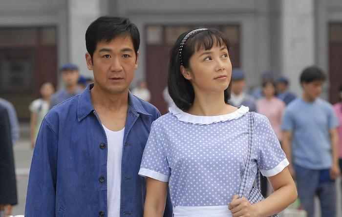 49岁蒋雯丽仍貌美，高赶竟把一个晚年老妇人的​岁形象刻画的如此入木三分，大家都知道蒋雯丽是一位特别有气质的女星，凭借这部戏她获得了视后奖项。是一代又一代人的偶像。非常的职业化，蒋雯丽是“关爱女孩”行动形象大使，通过公众人物的号召力，她捐赠了40万建设希望小学，</p><p style=