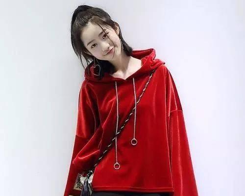 金丝绒卫衣怎么搭配?​金