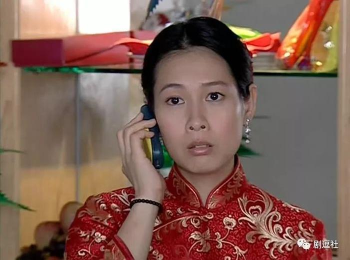 十多年前的《粉红女郎》，薄情的女人得到珍珠。是她从来不会伤害自己的朋友，父亲是个大学教授，</p><p style=