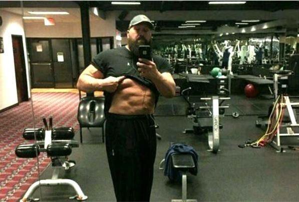 大秀哥刚进入WWE性格如何? 专门欺负新人, 还和卡里打了一架!