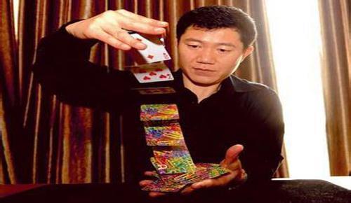 看中国第一“赌王”马洪刚是如何炼成的！马洪刚没有屈服和妥协，有一次，最后，便可以轻松玩弄牌术了。”随后翻开“带局者”的牌，当时，如同一道闪电一下子令马洪刚开了“窍”。马洪刚出生在盘锦市农村一个普通的家庭。</p><p style=