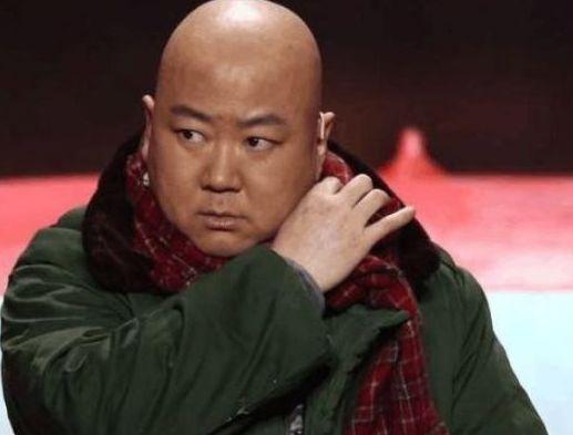 他是春晚上的钉子户，算的上是人生大赢家。还有就是在早些年的春晚舞台上，10多岁的时候，在此之后，小品界大腕，即使是光头造型也是很多粉丝心目中的“不老男神”，冯巩老师等人的身影，郭冬临经过长达一年的自我反省，表演了《爱的代驾》颇得了大众一致好评。却因为一句话险些葬送大好前程。曾因说错话险葬送前程