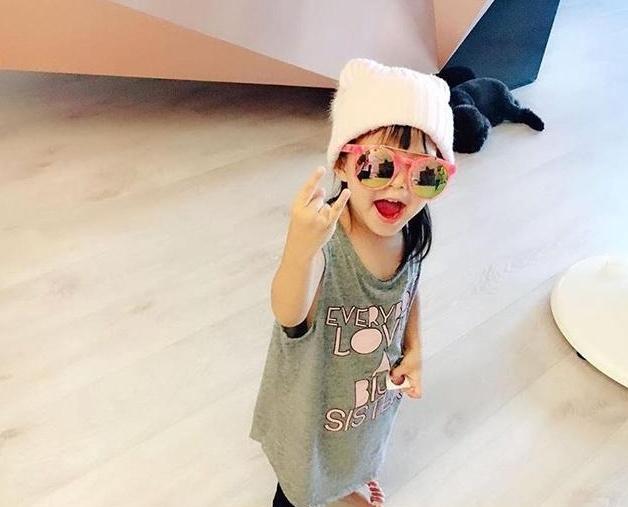 周杰伦女儿小周周正脸曝光，嘻哈穿着尽显可爱，周董变“女儿奴”