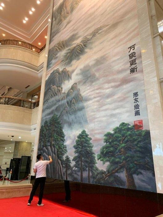 辉煌画派成主流，而邢东是其中唯一的亚洲人。一连创作了巨幅油画“我需要和平，邢东演绎跨界美