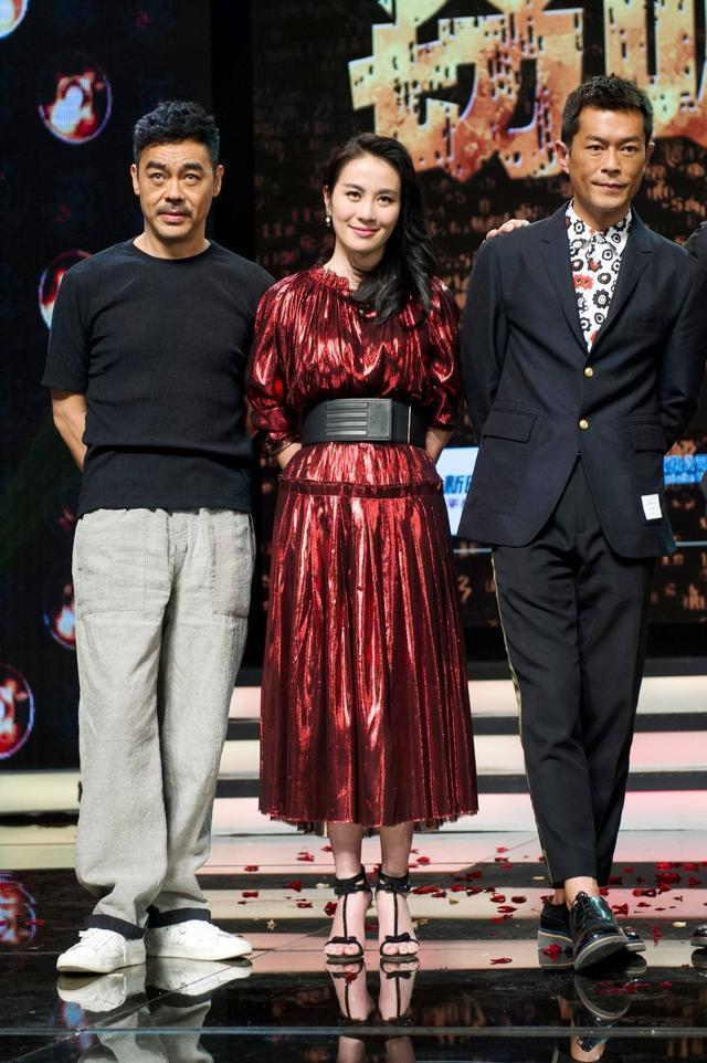 叶璇像穿小孩的裙子,吊带低胸装身材丰满,蕾丝裙太透漏出安全裤