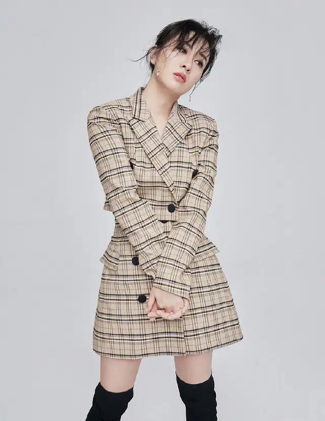 叶璇像穿小孩的裙子,吊带低胸装身材丰满,蕾丝裙太透漏出安全裤